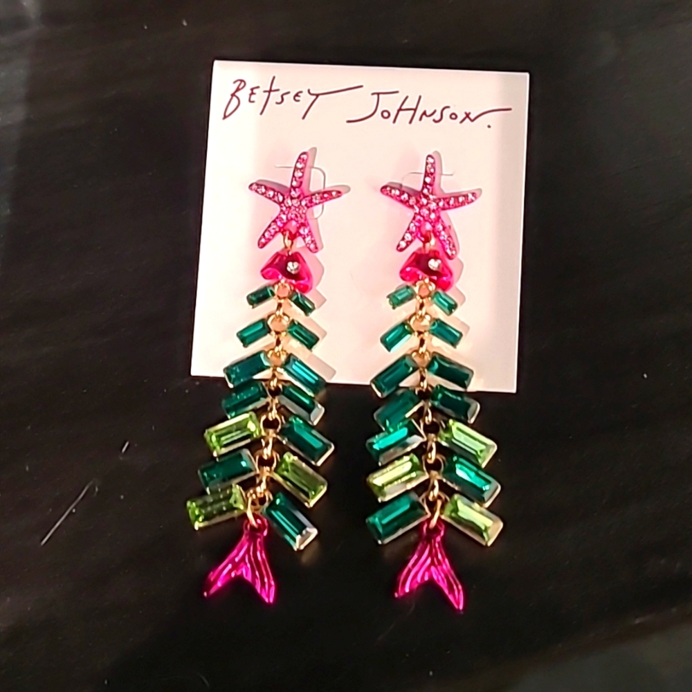🎄🎁CHRISTMAS IS COMING!☃️🎄 NWT Betsey Johnson fishbone Christmas Tree earrings